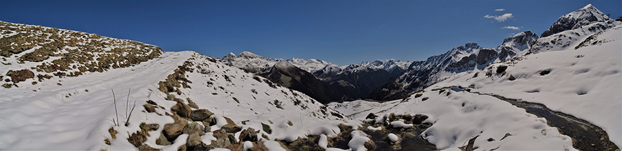 In cammino pestando neve dal Passo San Simone (2106 m) verso la Forcella Rossa (2055 m)